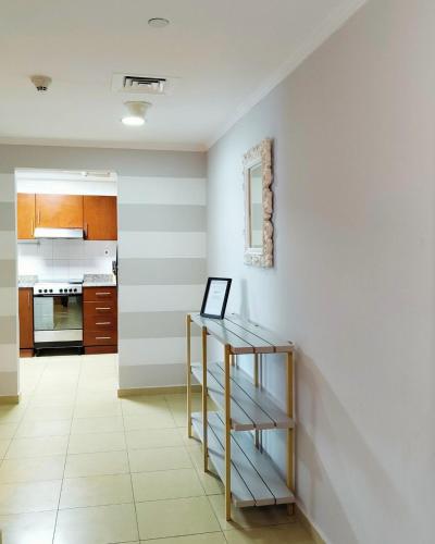 una cucina con tavolo in una stanza di Charming & Comfortable 1BR Jumeirah Bay X1 JLT a Dubai