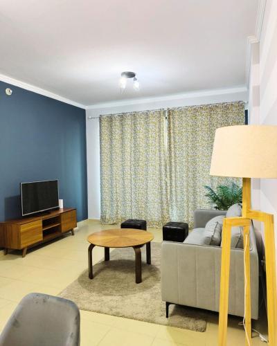 un soggiorno con un divano e un tavolo di Charming & Comfortable 1BR Jumeirah Bay X1 JLT a Dubai