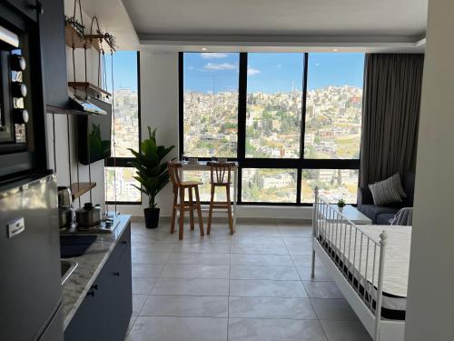 Η κουζίνα ή μικρή κουζίνα στο Central Amman Stunning Views Apt