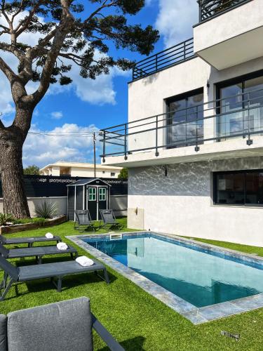 une image d'une maison avec piscine dans l'établissement Villa neuve tout confort, Rooftop vue mer, plages et port à pieds, à Bandol