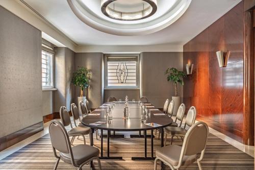 a conference room with a long table and chairs at Meliá Genova in Genova