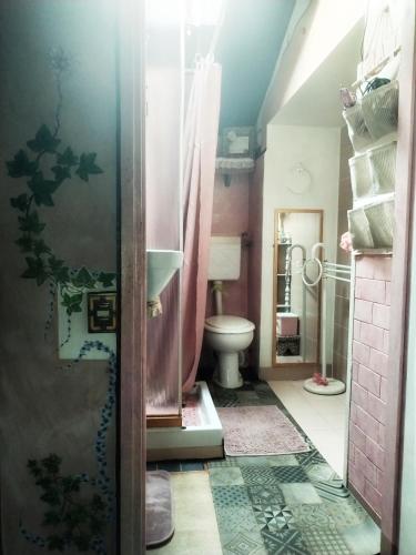 a small bathroom with a toilet and a sink at Art B&B La Casa del Pittore in Revine Lago