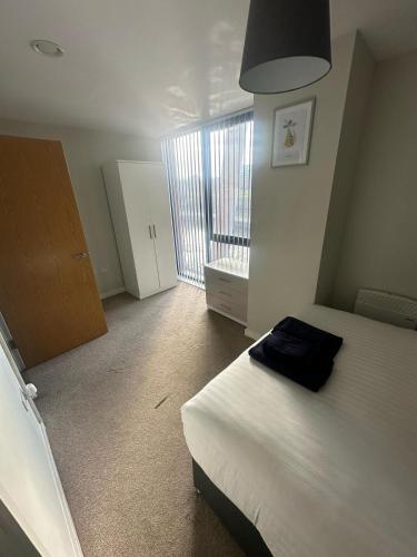 Una cama o camas en una habitación de Beehosting Adelphi Wharf Apartments