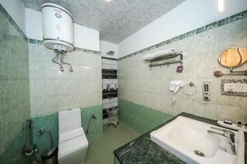 a bathroom with a sink and a toilet at Hill River Resort - Central Heated & Air Cooled - Near Mall Road , Best Property of Manali 2024- 2025 in Manāli