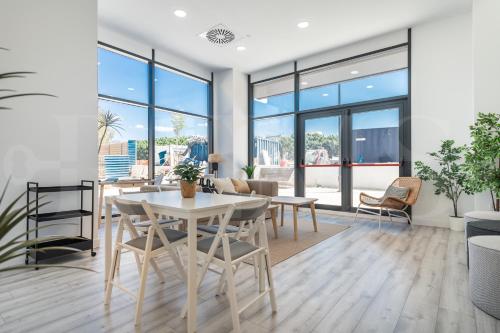 Panoramic views and pool, gym, parking REMS