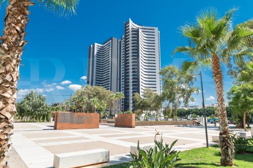 Panoramic views and pool, gym, parking REMS