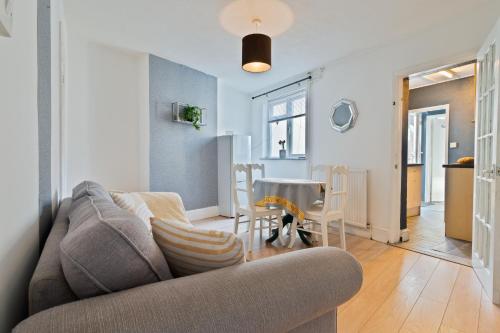 ein Wohnzimmer mit Sofa und Tisch in der Unterkunft Spacious Cosy City Centre House - Perfect for Contractors & Work in Gillingham