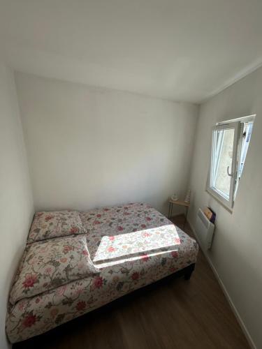 une chambre avec un lit et une fenêtre dans l'établissement La Terrasse Méditerranéenne, à Marseille