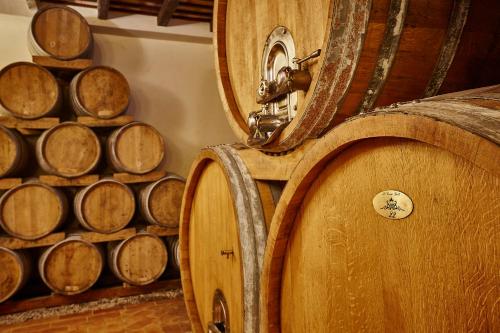 a bunch of wooden wine barrels in a room at Agriturismo Baglio Donnafranca Wine Resort in Marsala