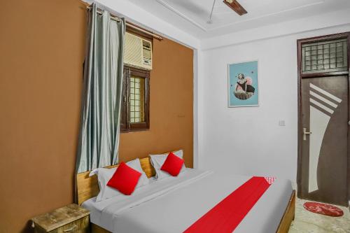 Postel nebo postele na pokoji v ubytování Super Hotel O Satguru Residency