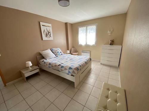 une chambre avec un lit et une commode dans l'établissement Chez Virginie et Christophe, à Belvédère