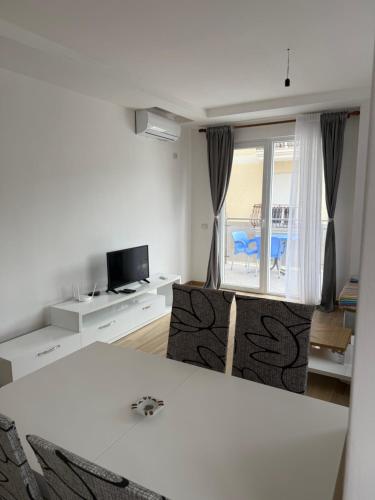 Una televisión o centro de entretenimiento en Guest APARTAMENTS SHENGJIN