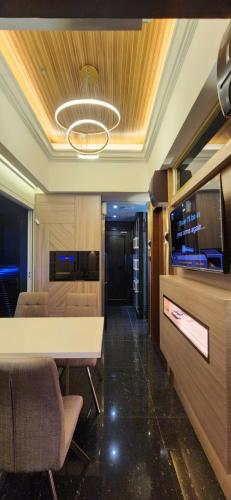 Televisyen dan/atau pusat hiburan di Luna Sofia Apartment