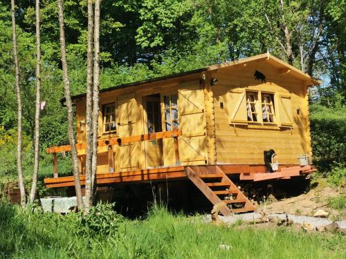 une cabane dans les arbres au milieu de la forêt dans l'établissement La Bauge Ardennaise, à La Celle-sous-Gouzon