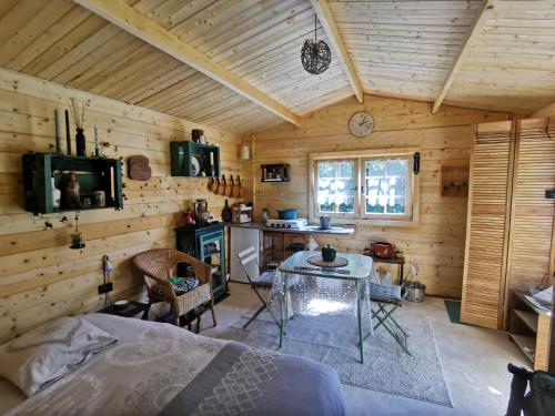 - une chambre avec un lit et une table dans une cabine dans l'établissement La Bauge Ardennaise, à La Celle-sous-Gouzon