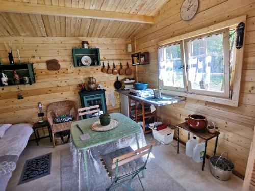 Cette chambre dispose d'une cuisine et d'une table dans une cabine. dans l'établissement La Bauge Ardennaise, à La Celle-sous-Gouzon