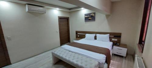 Postel nebo postele na pokoji v ubytování Divrigi Kosk Hotel