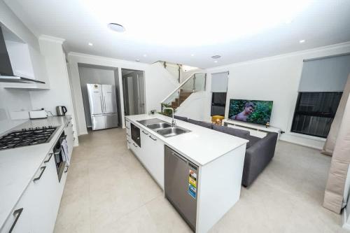 O bucătărie sau chicinetă la Brand new 5 bedroom house close to Rouse hill