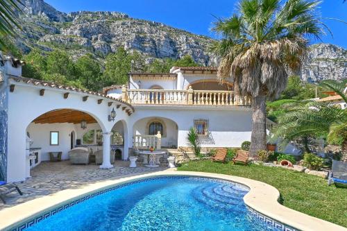 Villa Lau by Aguilarent