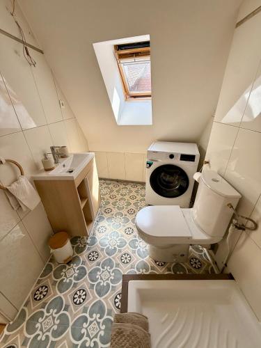 une petite salle de bain avec toilettes et lavabo dans l'établissement Charme et Confort, plein centre, à Obernai