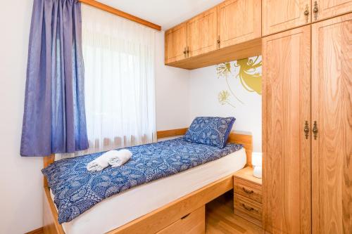 mała sypialnia z łóżkiem i oknem w obiekcie Apartment MIMA w mieście Šilo