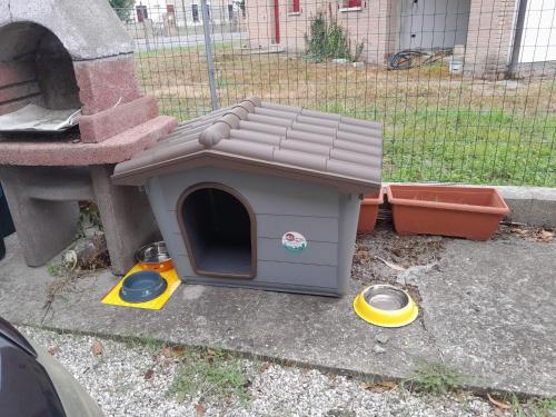 a dog house sitting on the ground in a yard at Casita Esperanza in Copparo