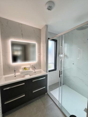 une salle de bain avec un lavabo et une douche dans l'établissement Villa neuve tout confort, Rooftop vue mer, plages et port à pieds, à Bandol