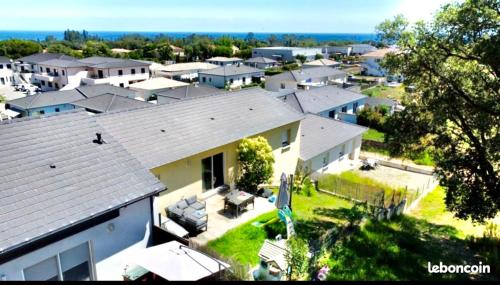 une vue aérienne d'une maison dans l'établissement Charmante Maison Mitoyenne, à Cervione