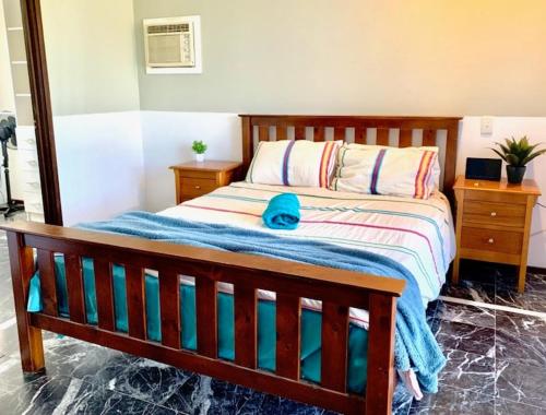 une chambre avec un lit avec un chapeau bleu dessus dans l'établissement 20 OFF Affortable Long Stay 4 Queen Bed House Near Uni City Swan River, à Perth