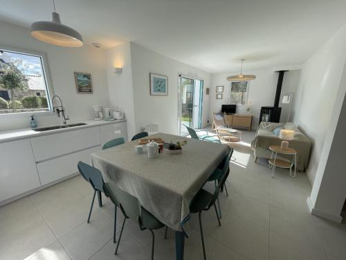 une cuisine et une salle à manger avec une table et des chaises dans l'établissement Maison moderne pour 8 pers., proche plage, Arzon, au calme, avec WiFi - FR-1-775-28, à Arzon