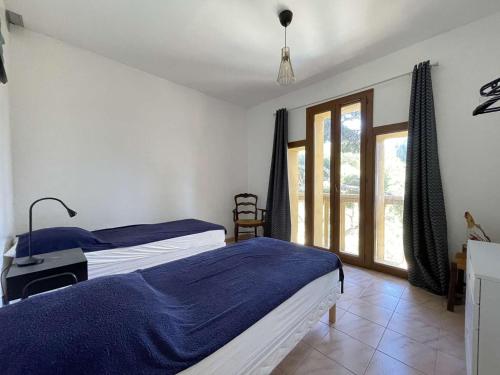 une chambre avec deux lits et une fenêtre dans l'établissement Maison T4 avec Piscine Privée – Bormes-les-Mimosas - FR-1-308-209, à Bormes-les-Mimosas