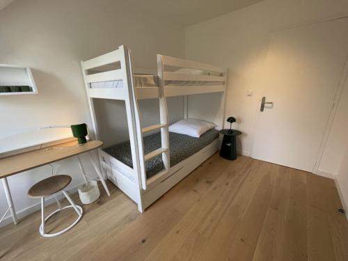 une chambre avec deux lits superposés et un bureau dans l'établissement Maison moderne pour 8 pers., proche plage, Arzon, au calme, avec WiFi - FR-1-775-28, à Arzon