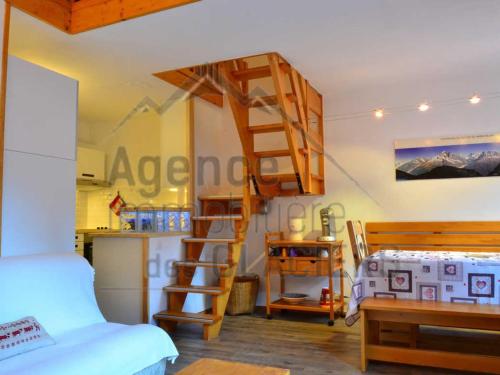 Photo de la galerie de l'établissement Duplex rénové 8 pers. à 120m des pistes avec parking, balcon, vue montagne, 3 chambres - FR-1-329-95, à La Plagne Tarentaise