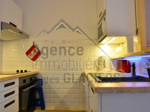 Photo de la galerie de l'établissement Duplex rénové 8 pers. à 120m des pistes avec parking, balcon, vue montagne, 3 chambres - FR-1-329-95, à La Plagne Tarentaise