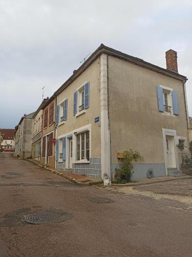 un vieux bâtiment sur le côté d'une rue dans l'établissement Ancienne Boulangerie, à Saint-Sauveur-en-Puisaye