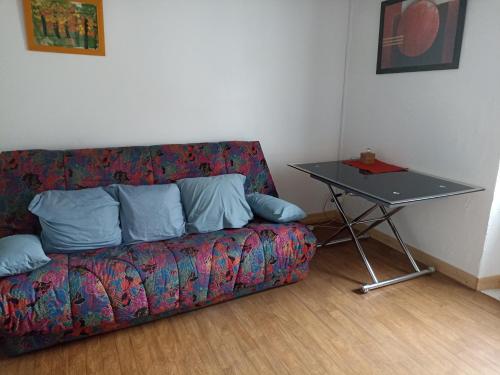 - un canapé dans le salon avec une table dans l'établissement Ancienne Boulangerie, à Saint-Sauveur-en-Puisaye