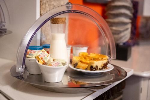 un tavolo con un piatto di cibo su una mensola di La Meffrais 1741 - Manoir Élégant - B&B - Parking - 3 min de Dinan a Dinan