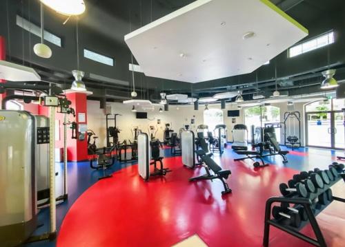 ドバイにあるBeachside 2BR Marina Viewsの赤い床と椅子のあるジム