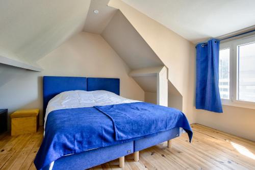 - une chambre mansardée avec un lit bleu dans l'établissement 300 m de la plage, terrasse, superbe maison pour 4, à Dinard
