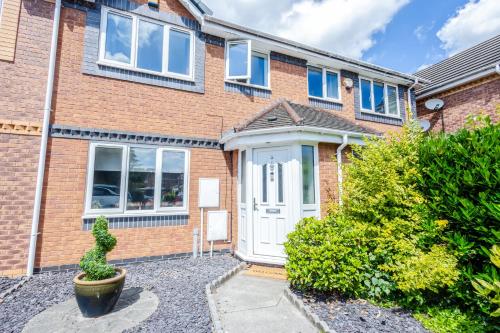 a brick house with a white door at Stylish 3BR House - free parking - fast WI-FI- smart tv in Bristol