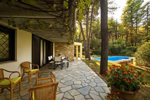 Bazén v ubytovaní Sparkling Sani Getaway - Nefeli's Summer Paradise alebo v jeho blízkosti