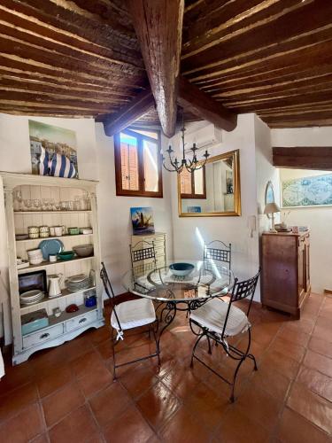 une salle à manger avec une table et des chaises en verre dans l'établissement Cœur de Cassis - 200 m du port et plage - Parking privé, à Cassis