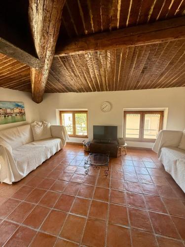 un salon avec deux canapés et une télévision dans l'établissement Cœur de Cassis - 200 m du port et plage - Parking privé, à Cassis