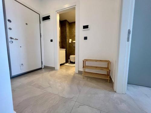 an empty room with a hallway with a toilet at Boutique 16 - Alanya Experience in Alanya