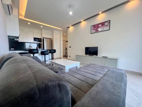 a large living room with a couch and a table at Boutique 16 - Alanya Experience in Alanya