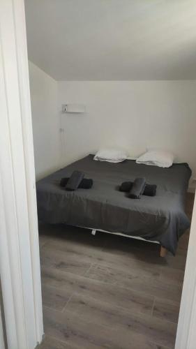 une chambre avec un lit avec deux oreillers dessus dans l'établissement Superbe Appartement 1 chambres, 2 Tennis, 2 Piscines, plages, Parking, à Antibes