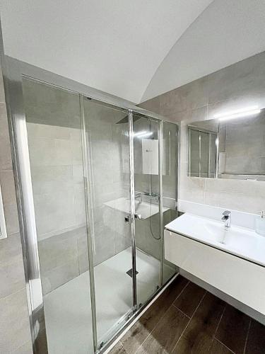 une salle de bain avec douche et lavabo dans l'établissement Superbe Appartement 1 chambres, 2 Tennis, 2 Piscines, plages, Parking, à Antibes