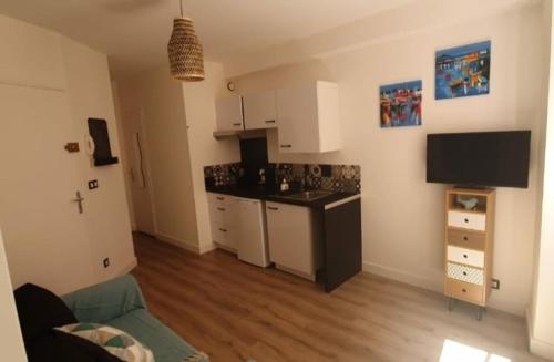 Cuisine ou kitchenette dans l'établissement Appartement en plein centre de Collioure à 30 mètres de la plage