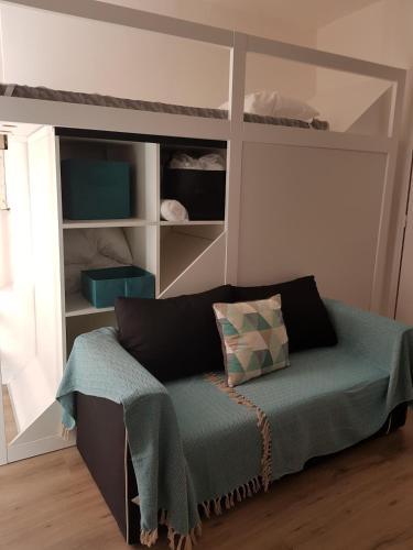 Ce lit se trouve dans un dortoir doté de lits superposés. dans l'établissement Appartement en plein centre de Collioure à 30 mètres de la plage, à Collioure
