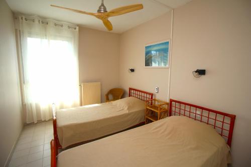 deux lits dans une chambre avec une fenêtre dans l'établissement Appartement 2 chambres vue mer, à Canet